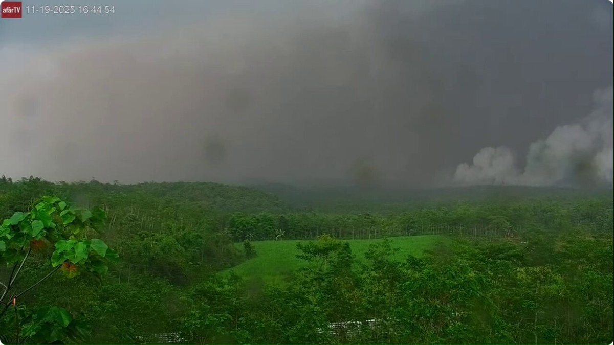 インドネシア・ジャワ島で火山噴火、日本への津波警戒