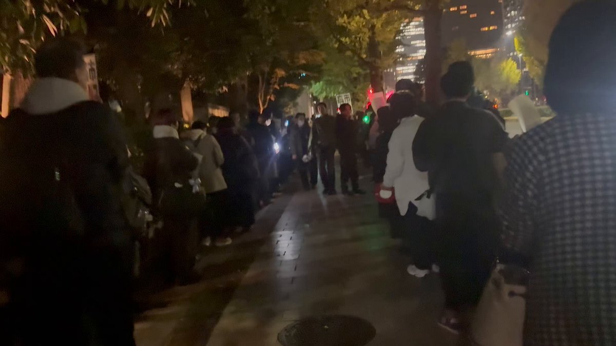 高市総理発言撤回求め、官邸前で1700人規模デモ