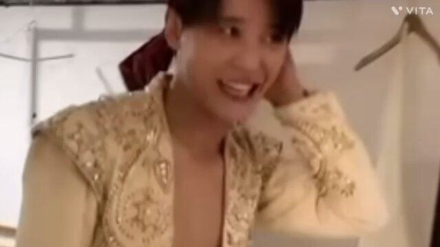 キム・ジュンス、新WALLPAPERでファンを魅了！