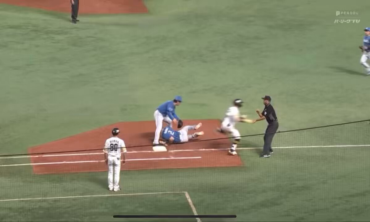 嶋田審判と中村晃選手、衝撃の接触！