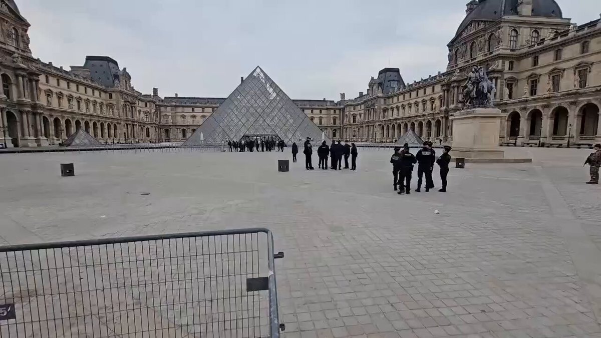 ルーブル美術館で強盗事件、ナポレオンの宝石盗難