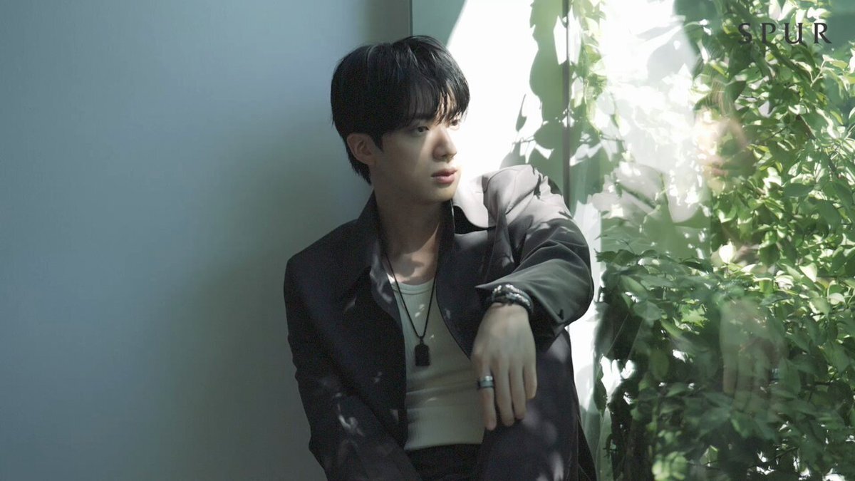 BTS JIN、SPUR表紙で美しすぎる姿にファン歓喜！