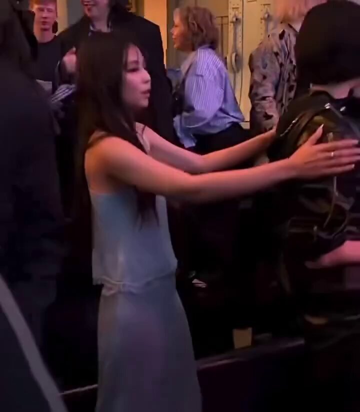 JENNIEと小松菜奈、CHANELショーで再会！