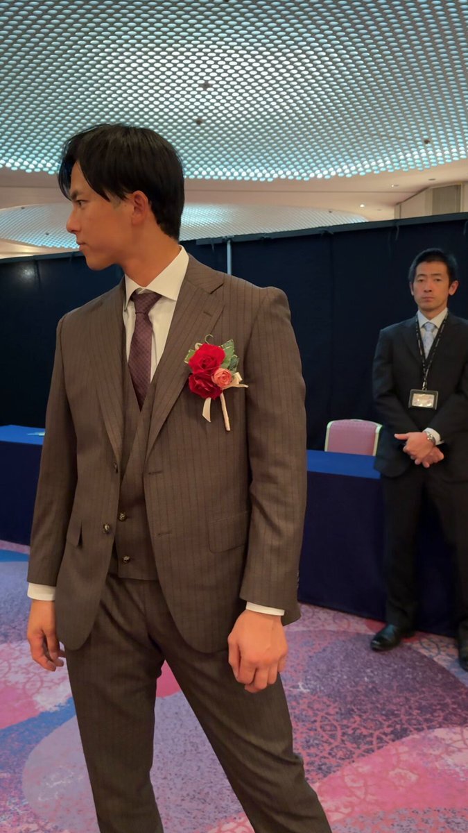 周東選手がコサージュ付け方を教える姿にファン感動！