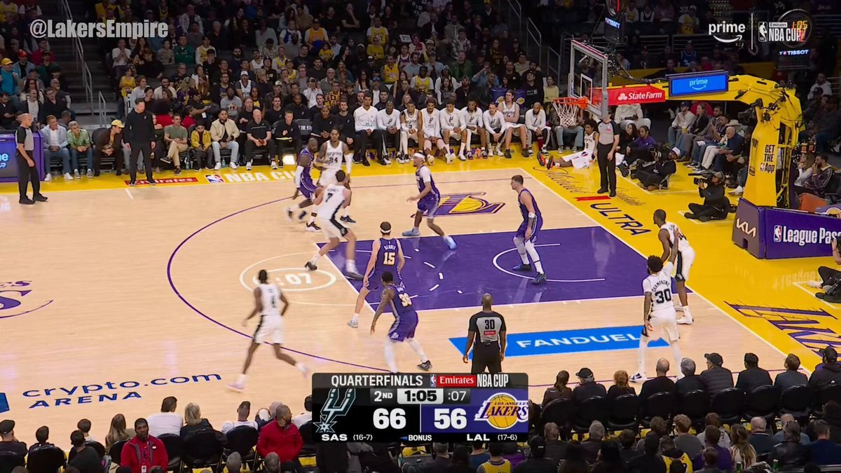 コーネット、レブロンに豪快ブロック！スパーズファン歓喜