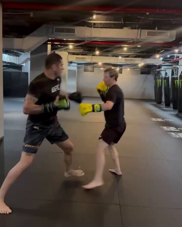 メタ決算発表で株価暴落、ザッカーバーグ氏の資産は？