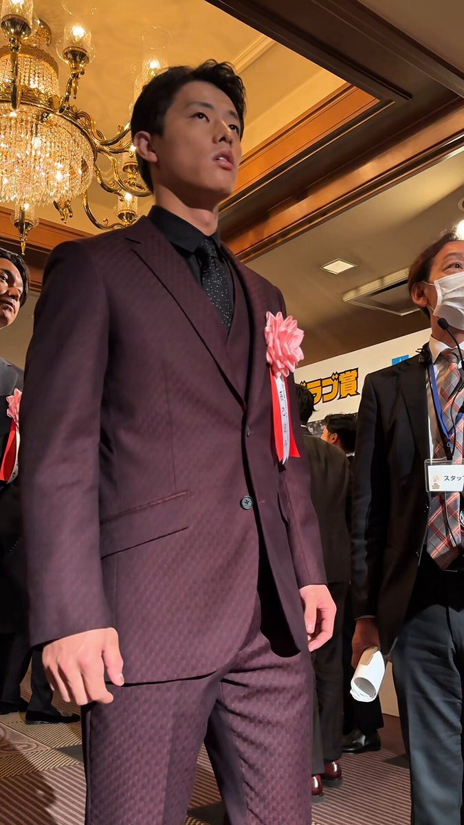辰己涼介、GG賞授賞式で「普通が奇跡」をテーマにワインレッドのスーツで登場