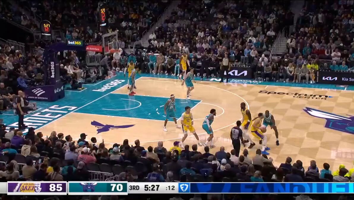 レイカーズ対ホーネッツ、熱戦の舞台裏は？