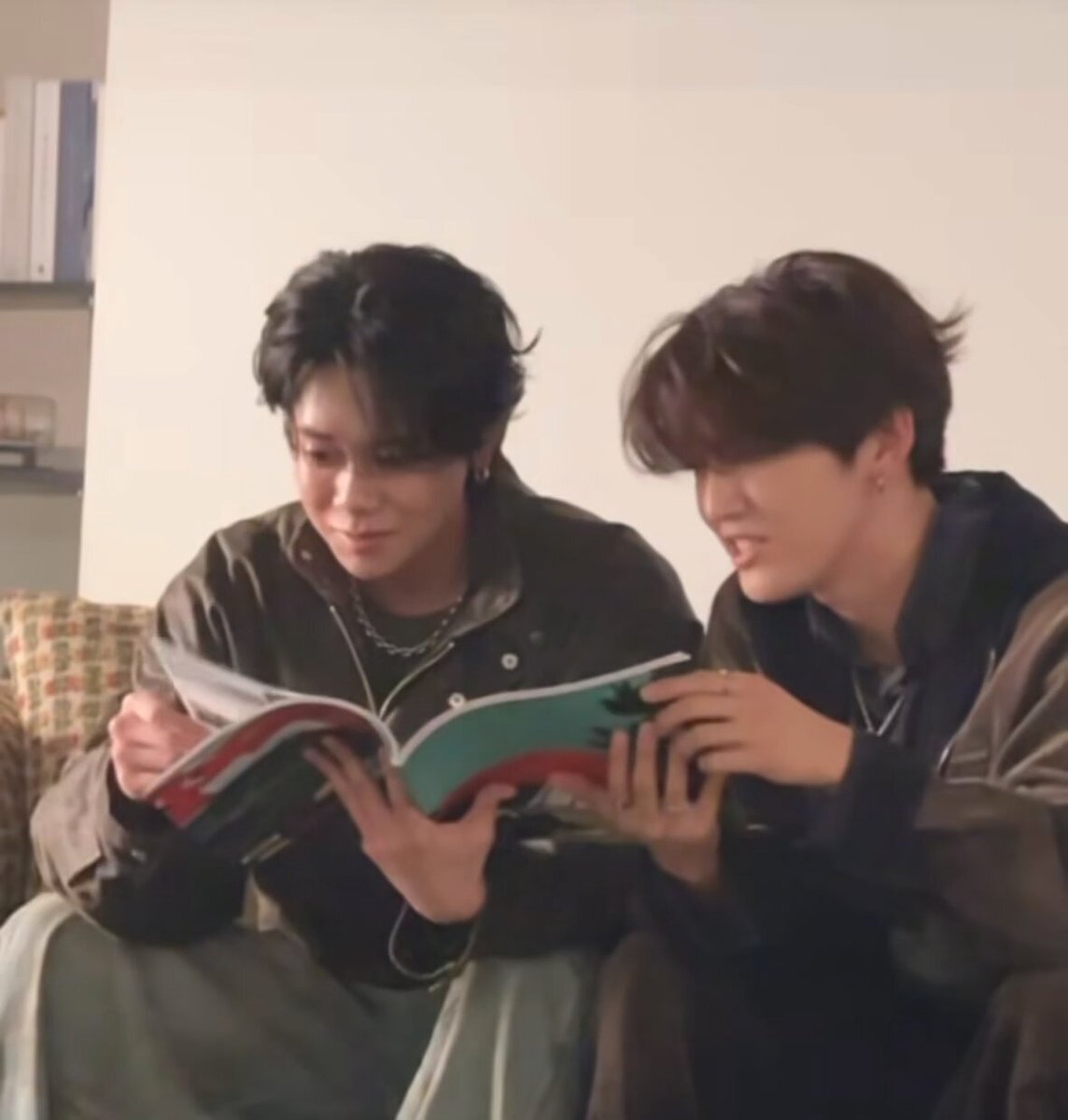 髙牧、大夢と雑誌を読みながら会話！ファン歓喜