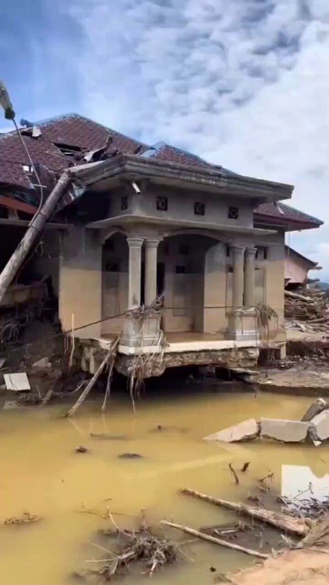 インドネシア豪雨で日本人10人弱が孤立、大使館は連絡確認