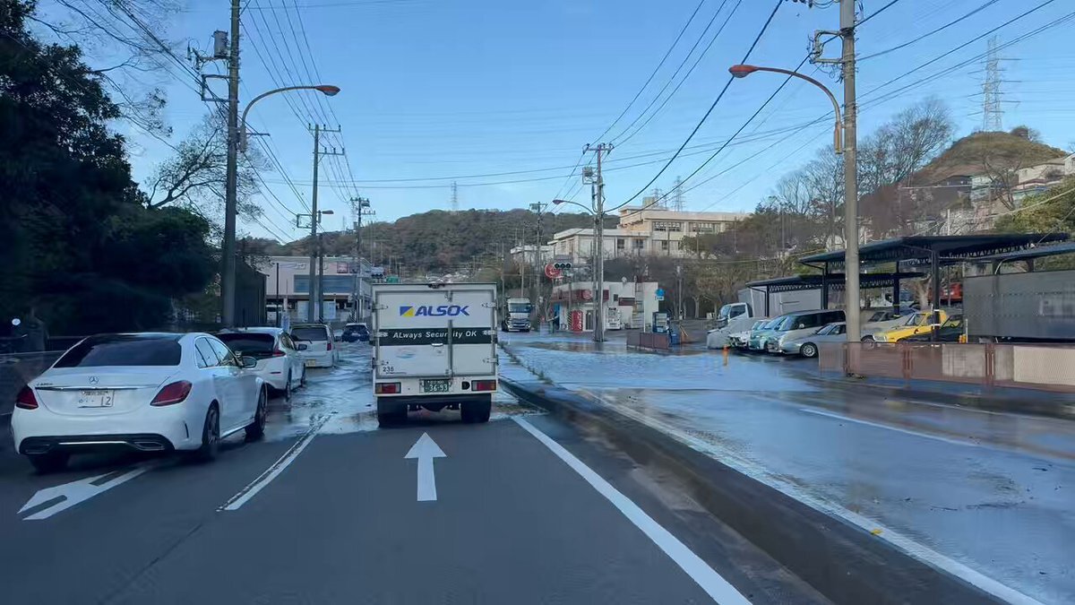 横須賀市で水道管破裂、道路冠水で通行止め