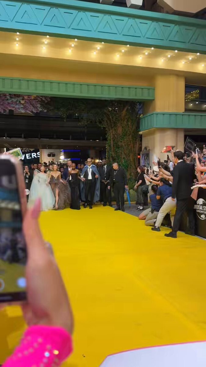 アリアナ・グランデ襲撃事件、シンシアが庇う