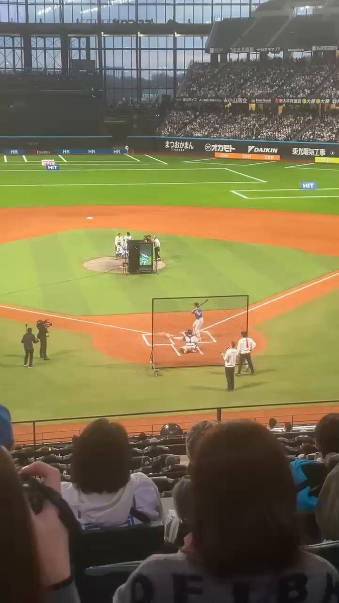 北海道日本ハムファン感謝イベントでリアル野球盤、ファン興奮！