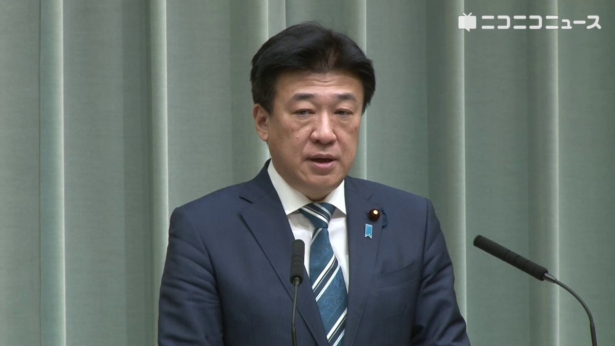 中国外交官、日本との会談で両手ポケットに突っ込んだ姿勢で対応