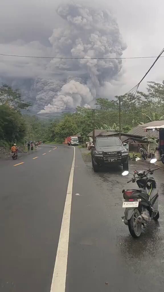 インドネシア・スメル火山噴火、日本への津波警戒